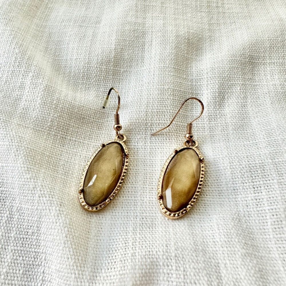 LightΒ brownβpetiteβdangleβearringsβοΏΌ